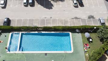 Una piscina al aire libre de temporada