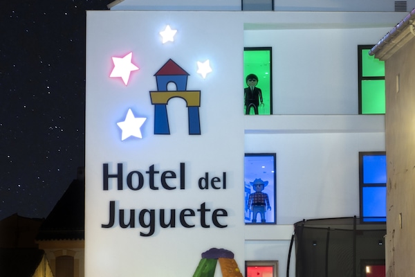 Bagian depan properti - sore/malam