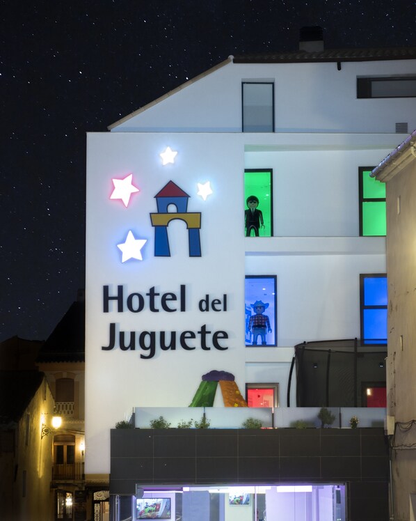 Front of property – evening/night - Hotel del Juguete (Ibi)