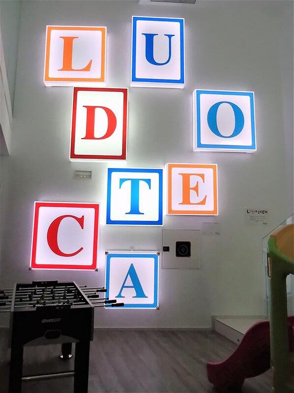 Área de juegos infantiles techada