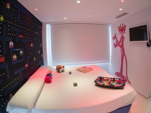 Minibar, individually decorated, individually furnished, soundproofing - Hotel del Juguete (Ibi)