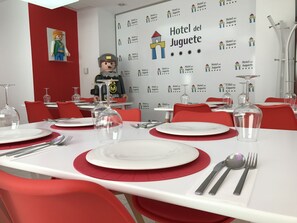 Breakfast, lunch, dinner served; Mediterranean cuisine 