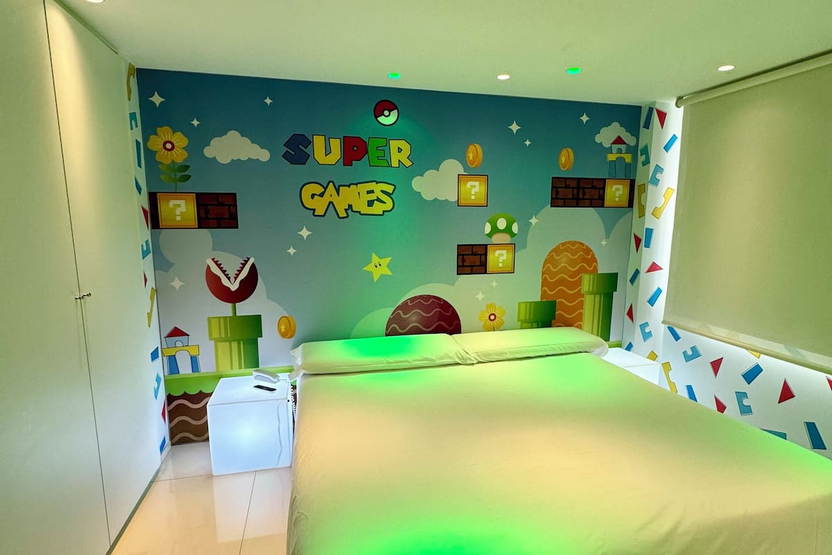 Minibar, caja de seguridad en la habitación y escritorio