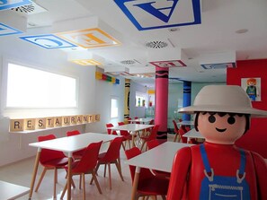 Serveert ontbijt, lunch, diner, Mediterrane gerechten