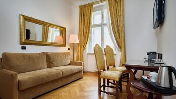 Junior Suite | Minibar, in-room safe, individually decorated, desk