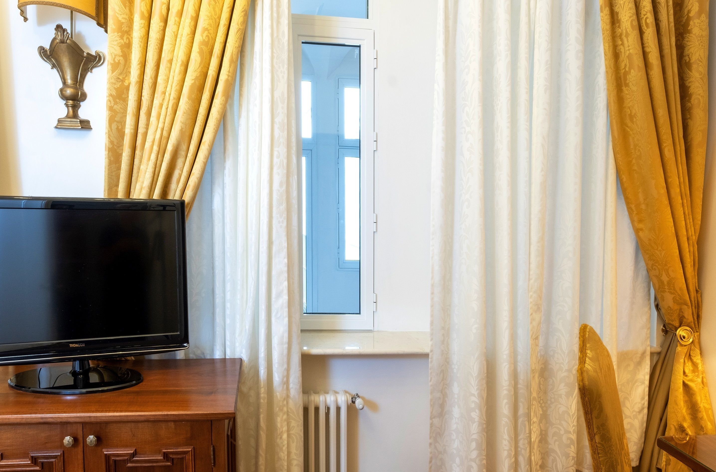 economy double room, 1 queen bed, no windows | television