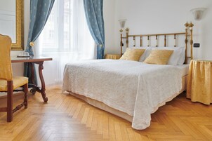 Standaard kamer, 1 twee- of 2 eenpersoonsbedden | Een minibar, een kluis op de kamer, een bureau, verduisterende gordijnen
