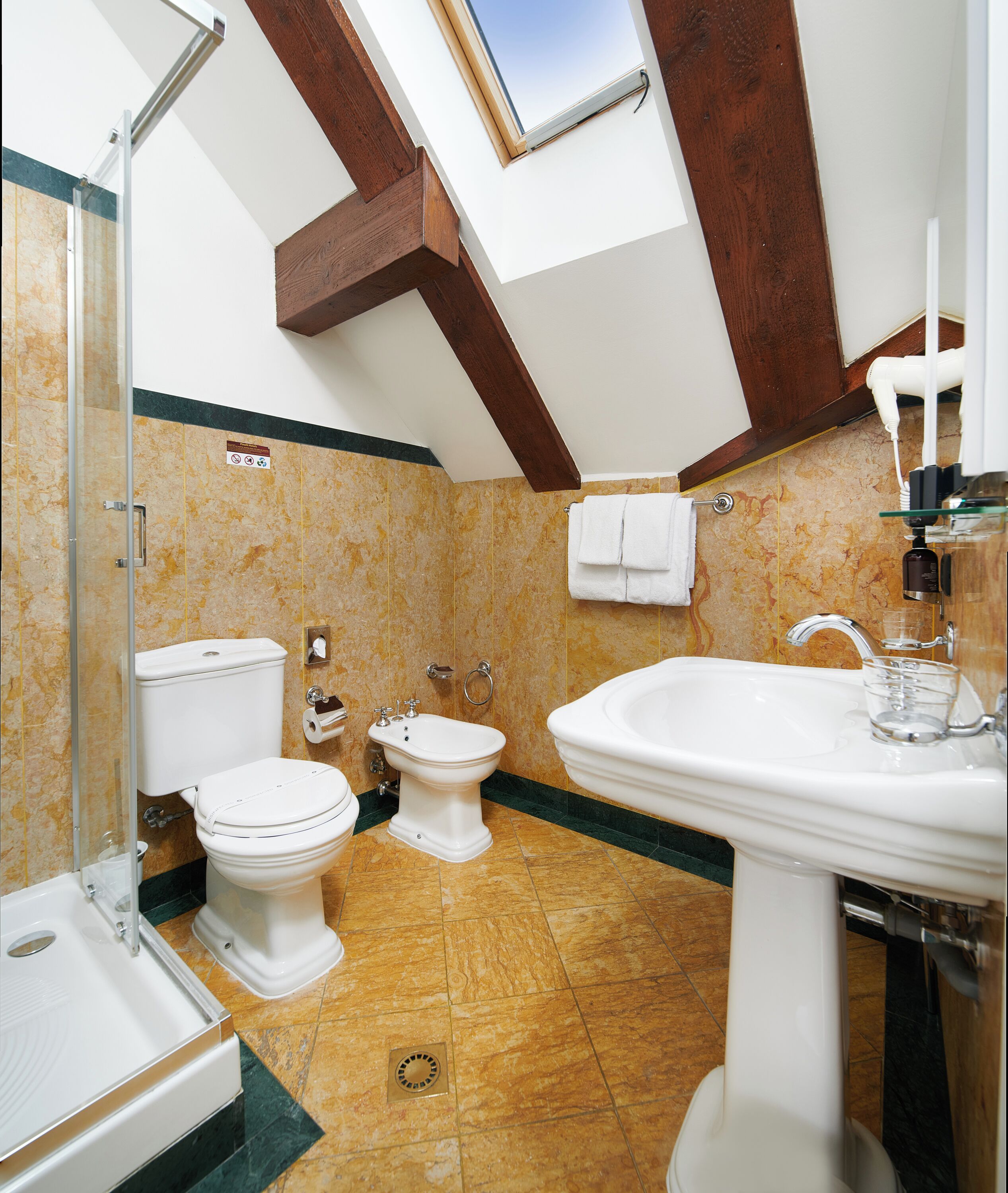 deluxe suite, 2 bedrooms | bathroom | free toiletries, hair dryer, bidet, towels