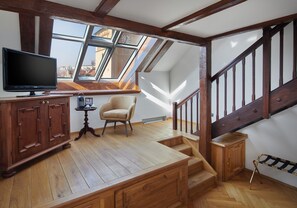 Suite Premium, vista fiume | Area soggiorno | TV a schermo piatto