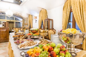 Café da manhã com buffet grátis todos os dias