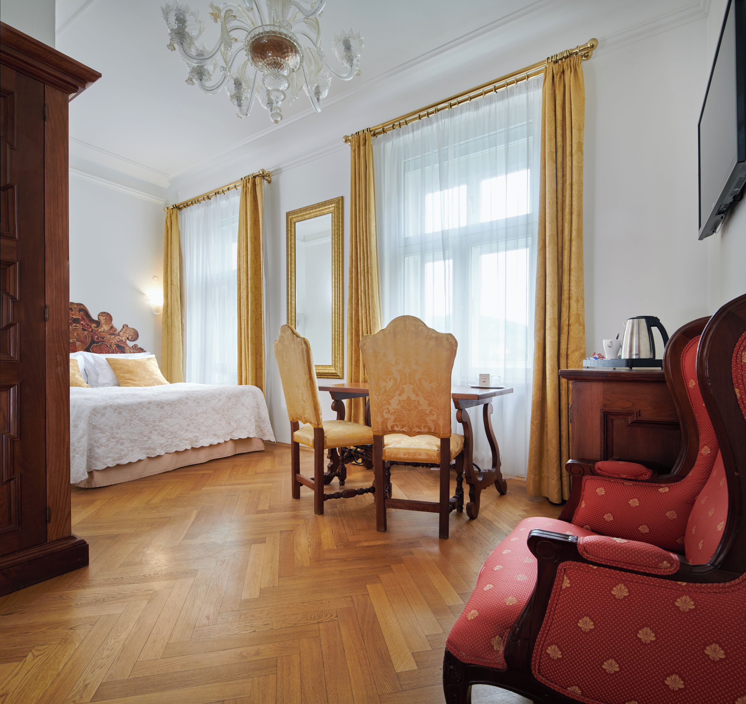 superior double or twin room, ensuite, river view | 1 bedroom, minibar, in-room safe, individually decorated