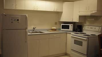 Kühlschrank, Mikrowelle, Herdplatte, Wasserkocher mit Kaffee-/Teezubehör