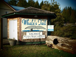 Exterior - Whale's Tail Guest Suites (Ucluelet)