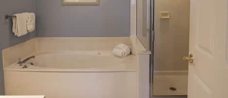 Un baño con bañera, ducha e inodoro.