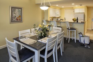 In-room dining - Waterside by Spinnaker Resorts (Hilton Head Island)