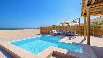 2 bedrooms, premium bedding, minibar, in-room safe