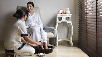 Couples treatment room(s), hot tub, aromatherapy, hot stone massages