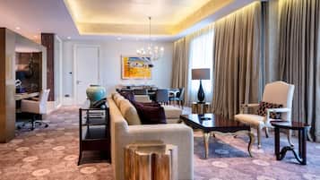 Suite Deluxe, 2 habitaciones (Premium) | Zona de estar | Una televisión LCD