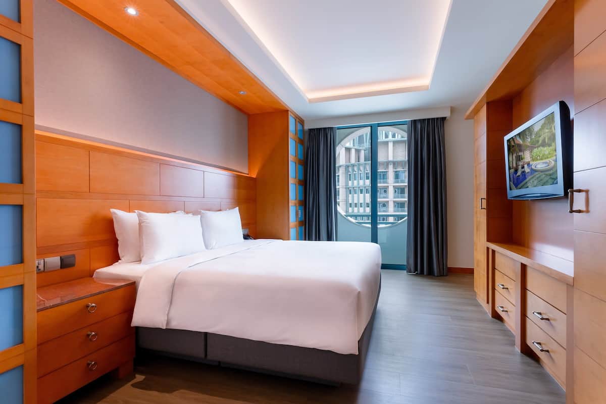 Minibar con artículos gratuitos y caja de seguridad en la habitación
