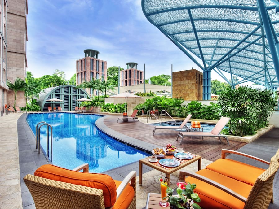 Una piscina al aire libre