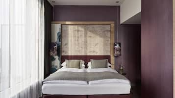 Hypo-allergenic bedding, minibar, in-room safe, desk