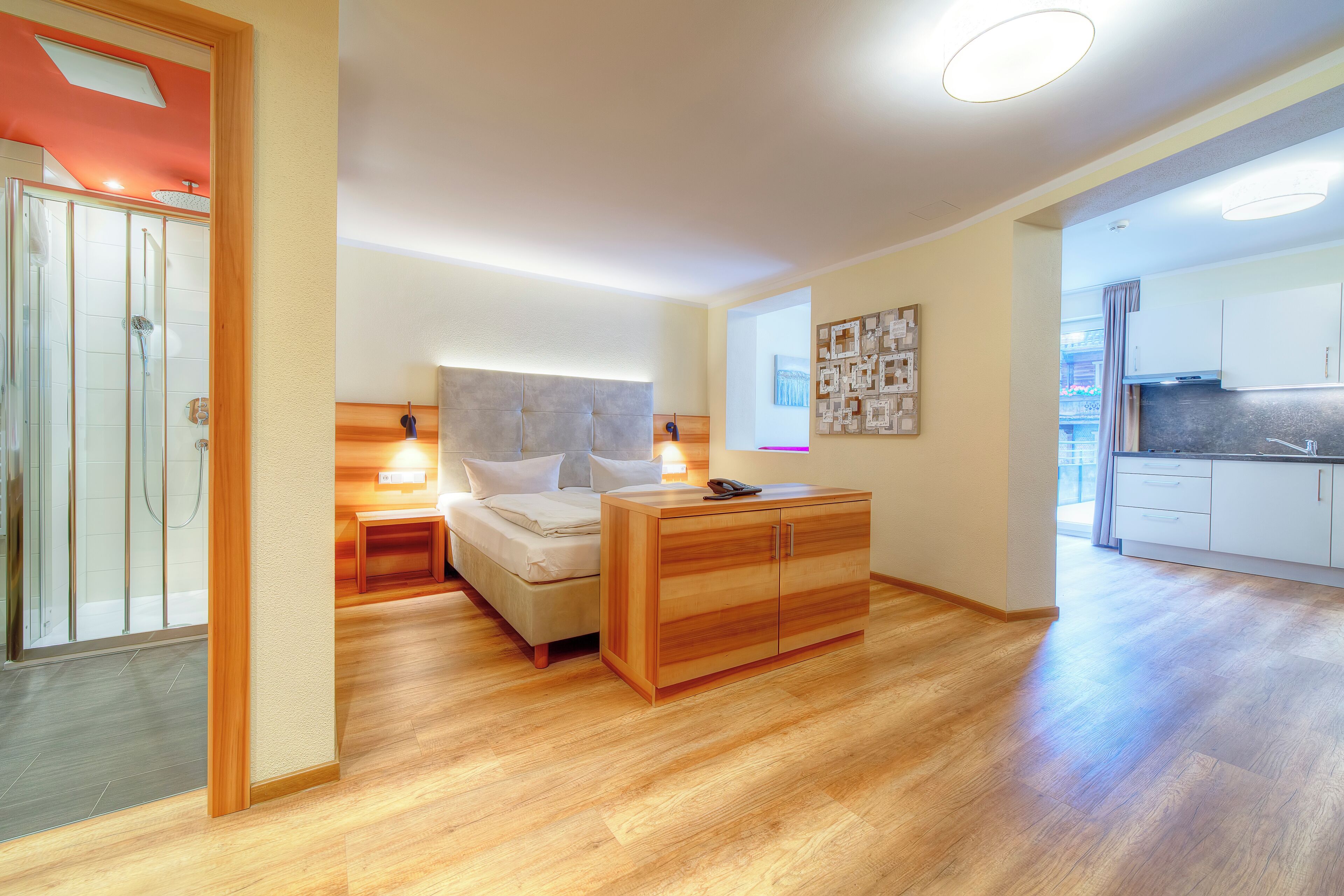 Un dormitorio moderno con cama, mesita de noche y armario.