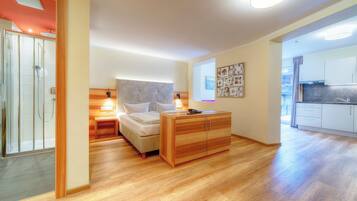 Un dormitorio moderno con cama, mesita de noche y armario.