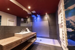 Buồng tắm vòi sen, đồ dùng nhà tắm miễn phí, máy sấy tóc, khăn tắm