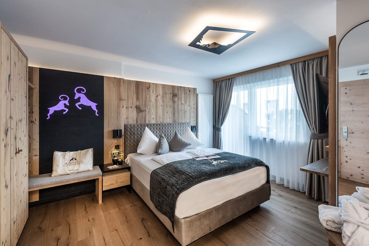 Phòng đôi tiện nghi đơn giản | Bộ đồ giường cao cấp, minibar, két bảo mật tại phòng, bàn