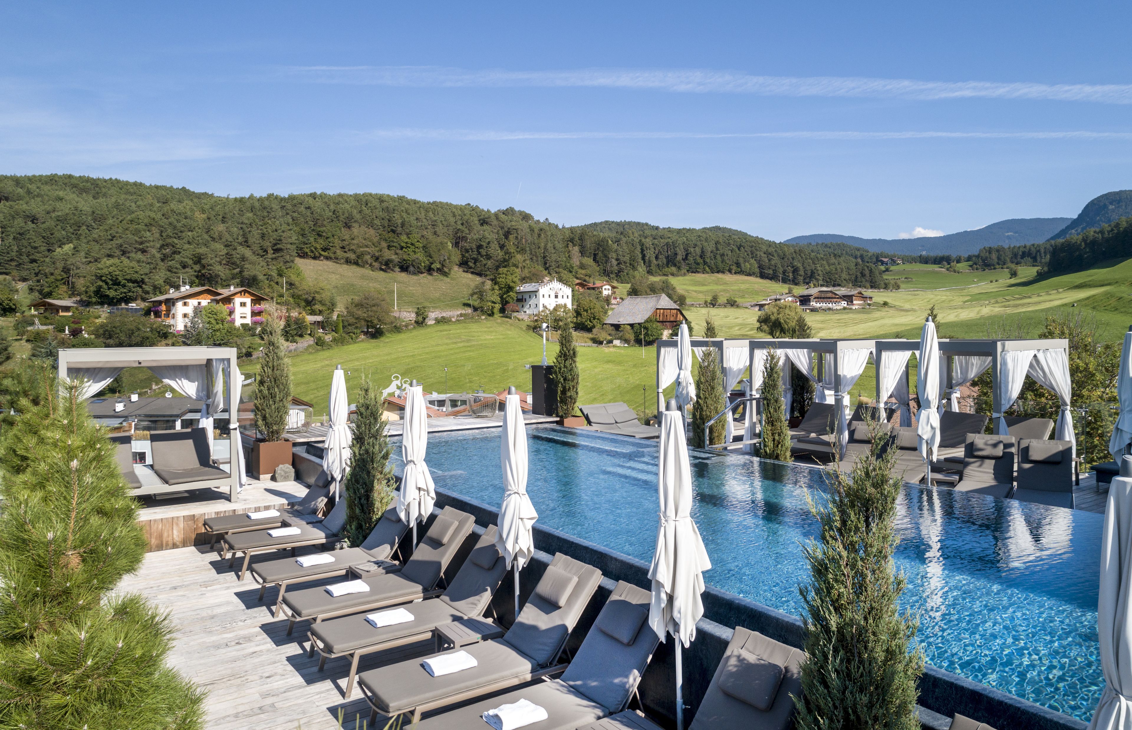 Sisäuima-allas ja ulkouima-allas avoinna 8.00–20.00, aurinkovarjoja