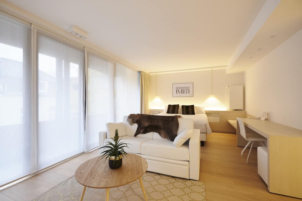 Superior-Suite, 1 Queen-Bett und Schlafsofa, barrierefrei | Zimmersafe, Schreibtisch, laptopgeeigneter Arbeitsplatz