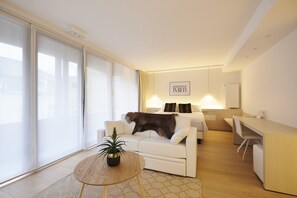 Suite – superior, 1 queensize-seng med sovesofa, tilgjengelighetstilpasset | Safe på rommet, skrivebord og skrivebord for bærbar PC