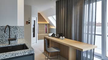 Executive Wellness Suite | Bathroom | Free toiletries, slippers, towels, soap