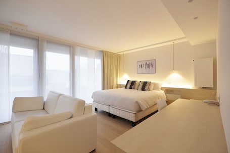 Caja de seguridad en la habitación y escritorio