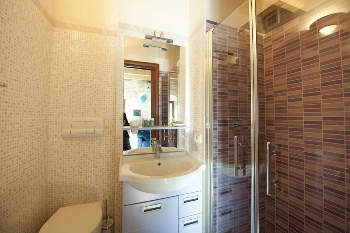 Eenvoudige tweepersoonskamer, voor 1 persoon | Badkamer | Gratis toiletartikelen, een haardroger, een bidet, handdoeken