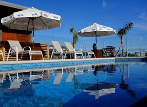Outdoor pool, pool umbrellas, pool loungers - Zen Boutique Apart Hotel (La Paloma)