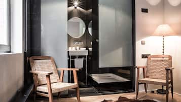 Habitación básica doble, 1 habitación | Ropa de cama de alta calidad y edredones de plumas