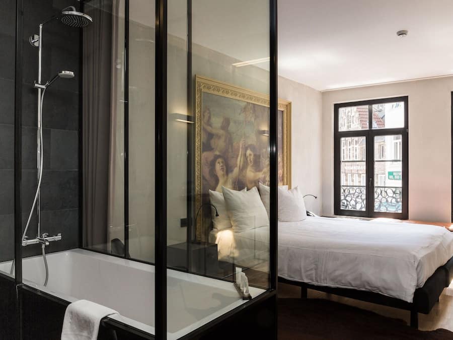 Superior tweepersoonskamer | Luxe beddengoed, donzen dekbedden, een kluis op de kamer