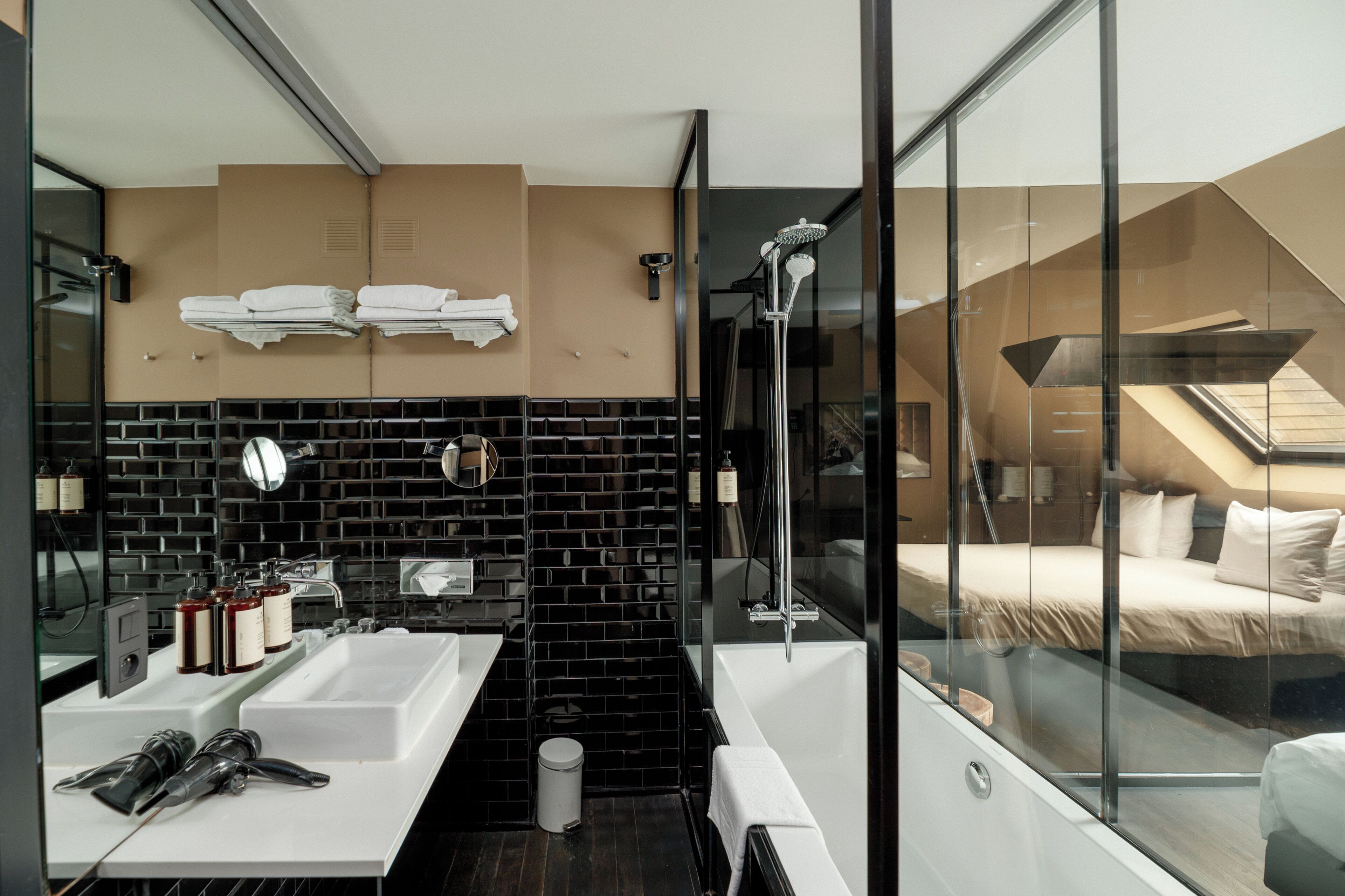 Chambre Double Confort, baignoire, vue ville | Salle de bain