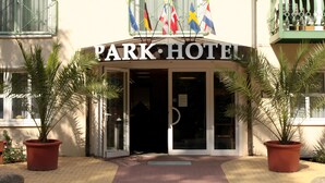 Entrada de un hotel con un letrero que dice 'PARK HOTEL'.