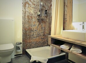 A bathroom with a bathtub, a shower, a toilet, and a sink. - Park Hotel Sellin (Sellin)