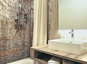 1 Room Apartment (incl. 80,00 EUR Cleaning fee) | Baño | Ducha, cabezal de ducha con hidromasaje, secador de pelo y toallas