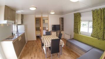 Mobile Home, 3 Bedrooms | In-room safe, soundproofing