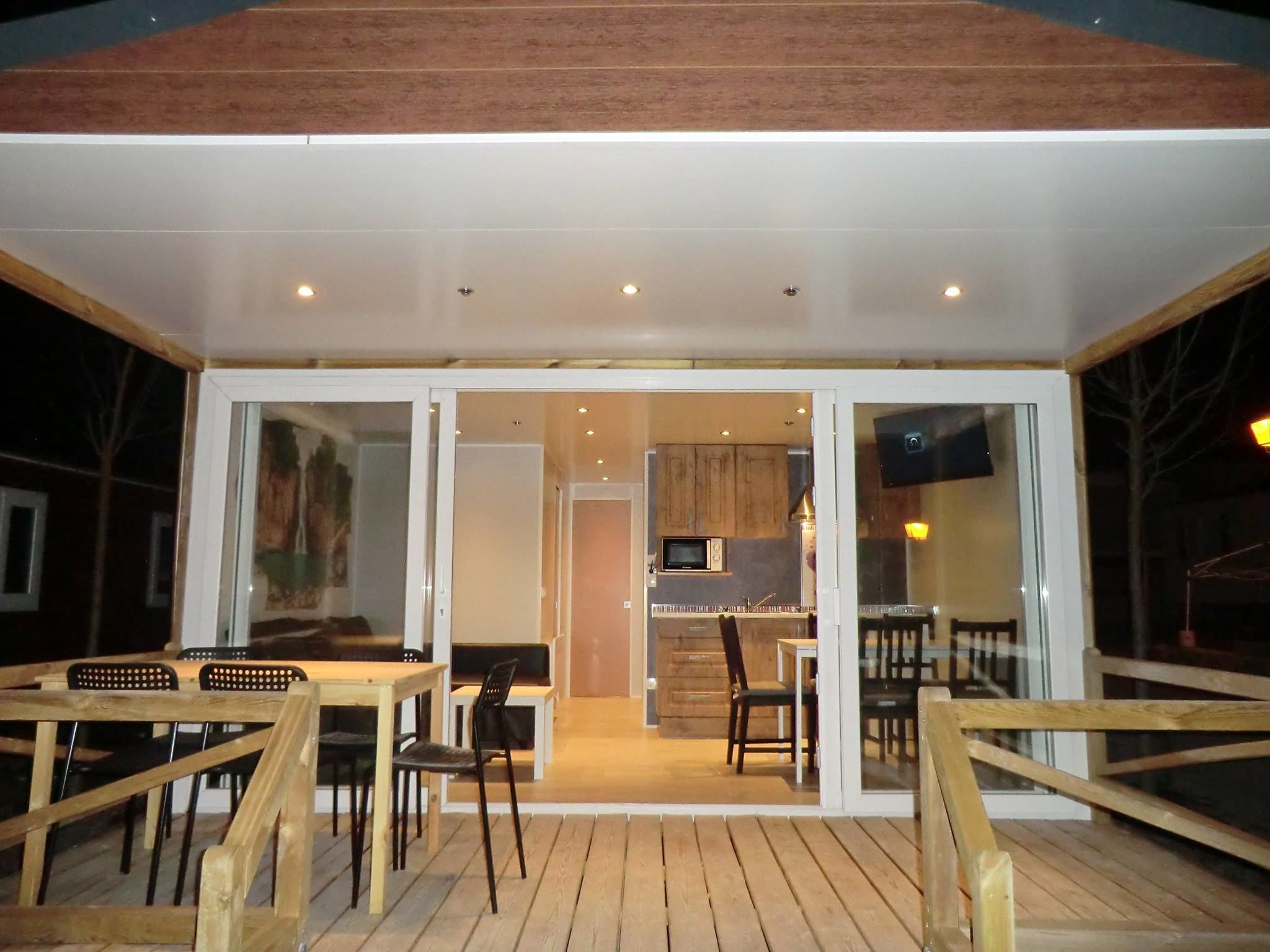 Nhà gỗ có thiết kế đặc sắc, 3 phòng ngủ, lò sưởi, cạnh núi | Hiên