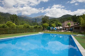 Seasonal outdoor pool - Camping L'Espelt (La Pobla de Lillet)