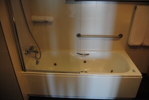 Jetted tub