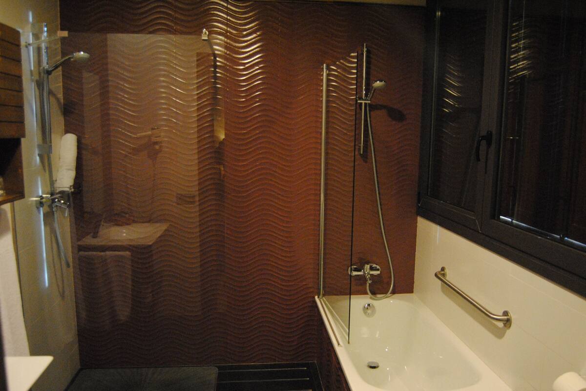 triple room | bathroom | shower, free toiletries, hair dryer, towels