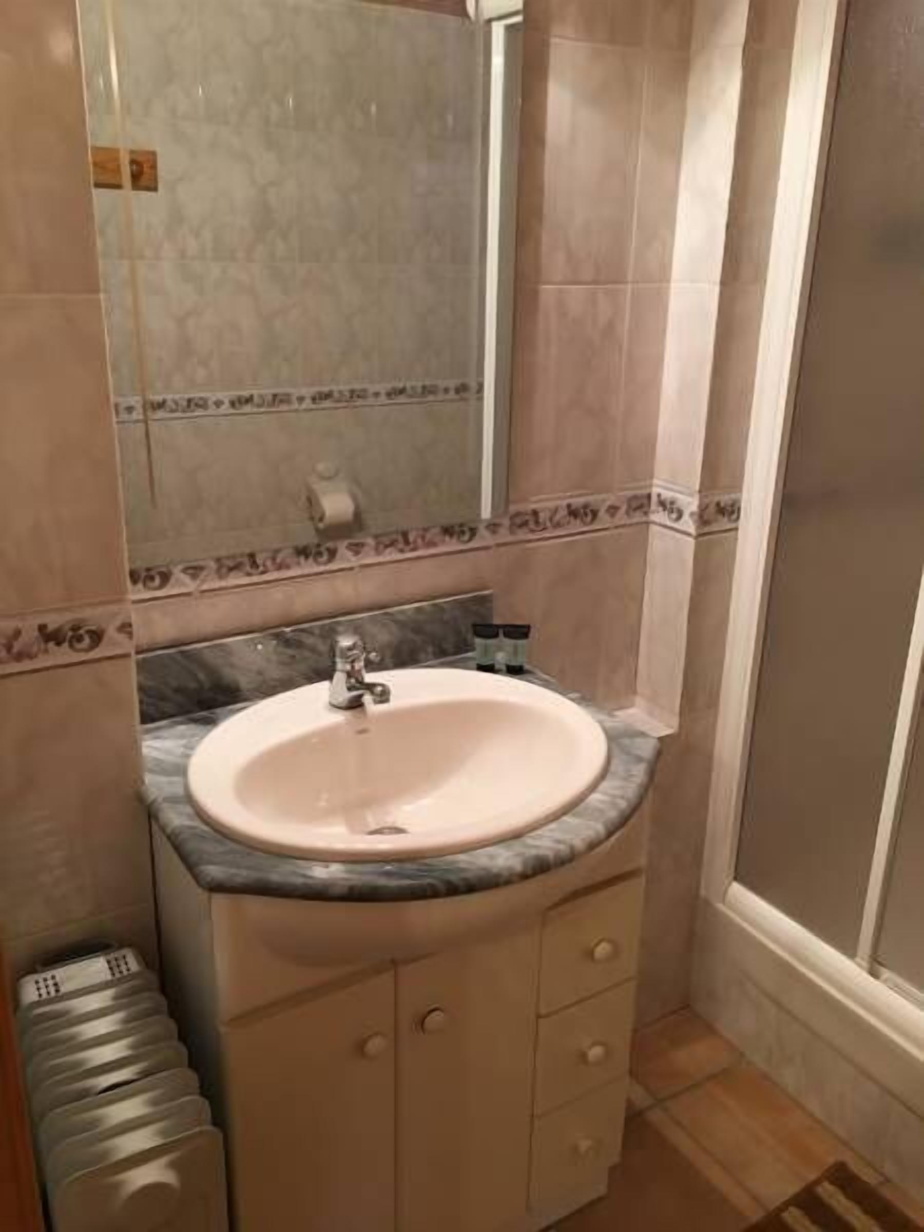 apartment, 3 bedrooms | bathroom | shower, free toiletries, hair dryer, towels