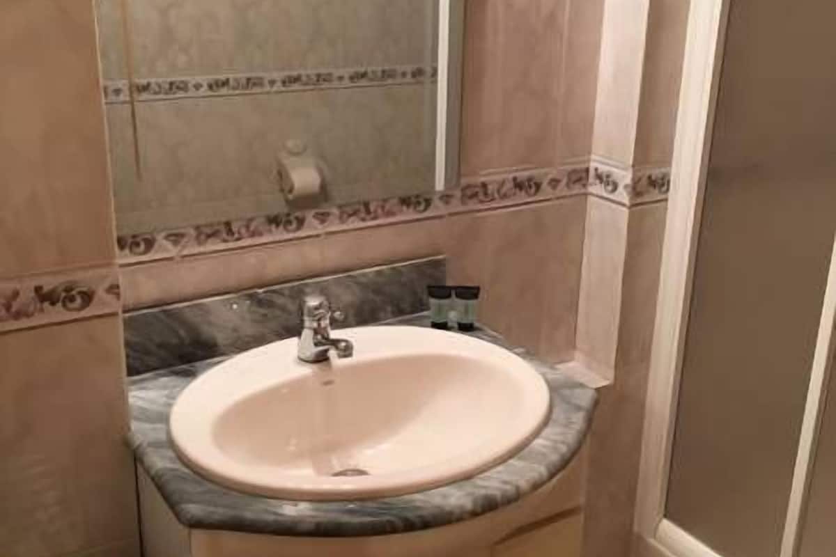 apartment, 3 bedrooms | bathroom | shower, free toiletries, hair dryer, towels