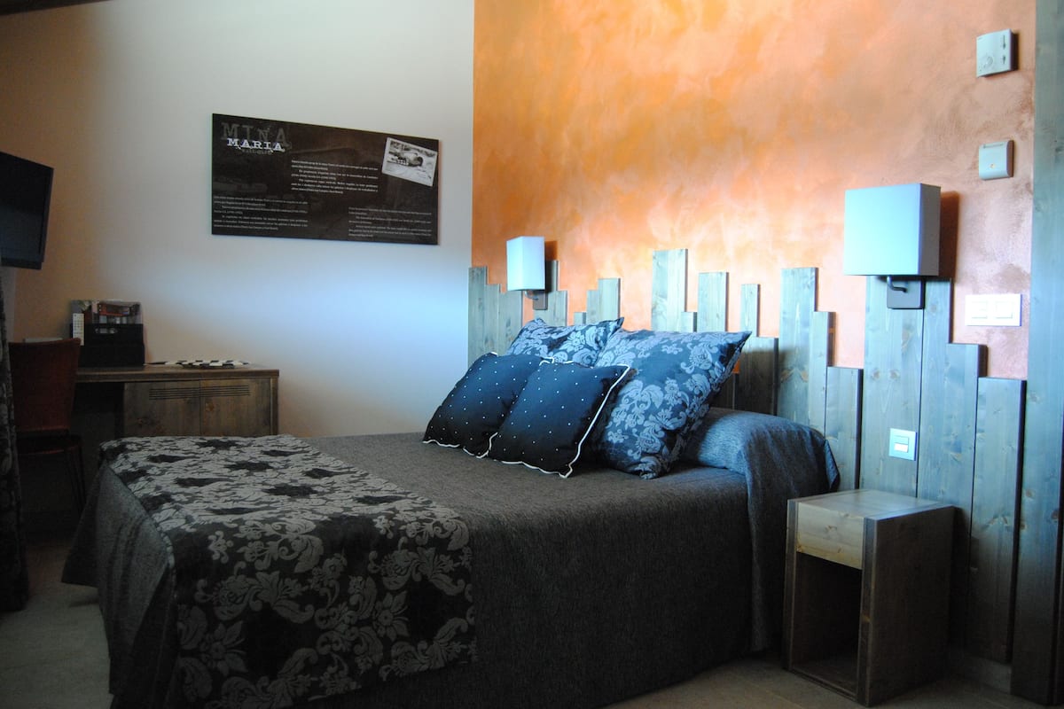 Minibar, blackout curtains, free WiFi, bed sheets